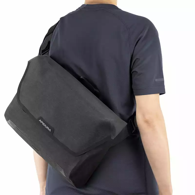 Apidura City Messenger - 13" Umhängetasche Mit Notebook- / Tabletfach – Bild 4